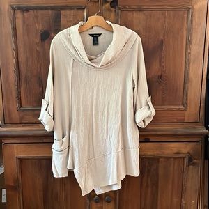 Ali Miles neutral crème color crepe tunic, size S.